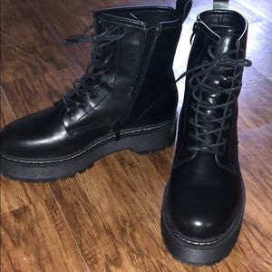 *BRAND NEW NEVER WORN* Steve Madden Bettyy Black